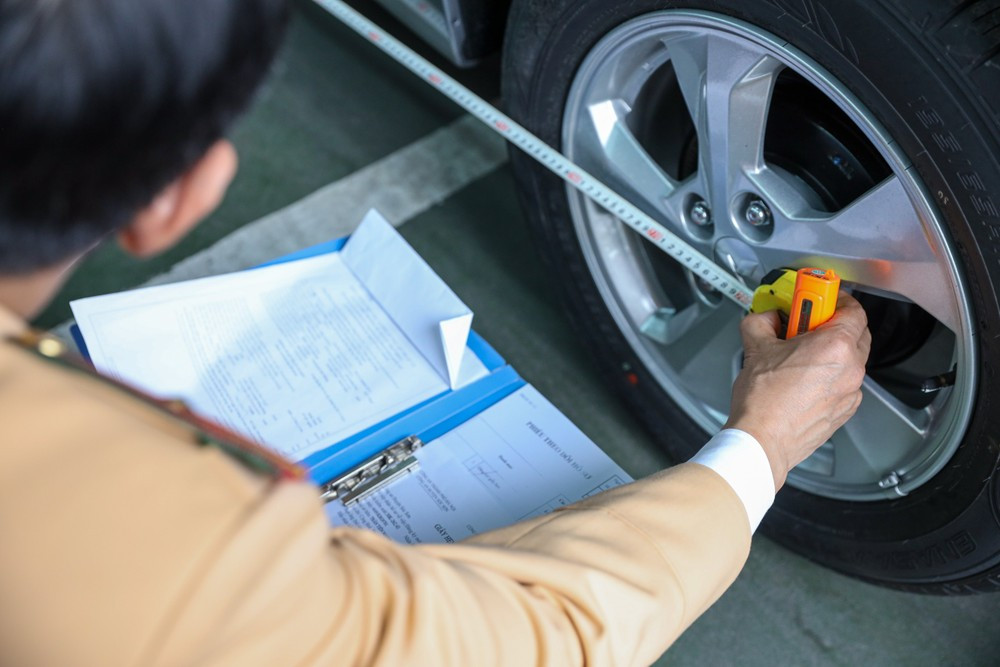 Lực lượng chức năng kiểm tra xe ô tô đăng kiểm. Lực lượng chức năng kiểm tra xe ô tô đăng kiểm.