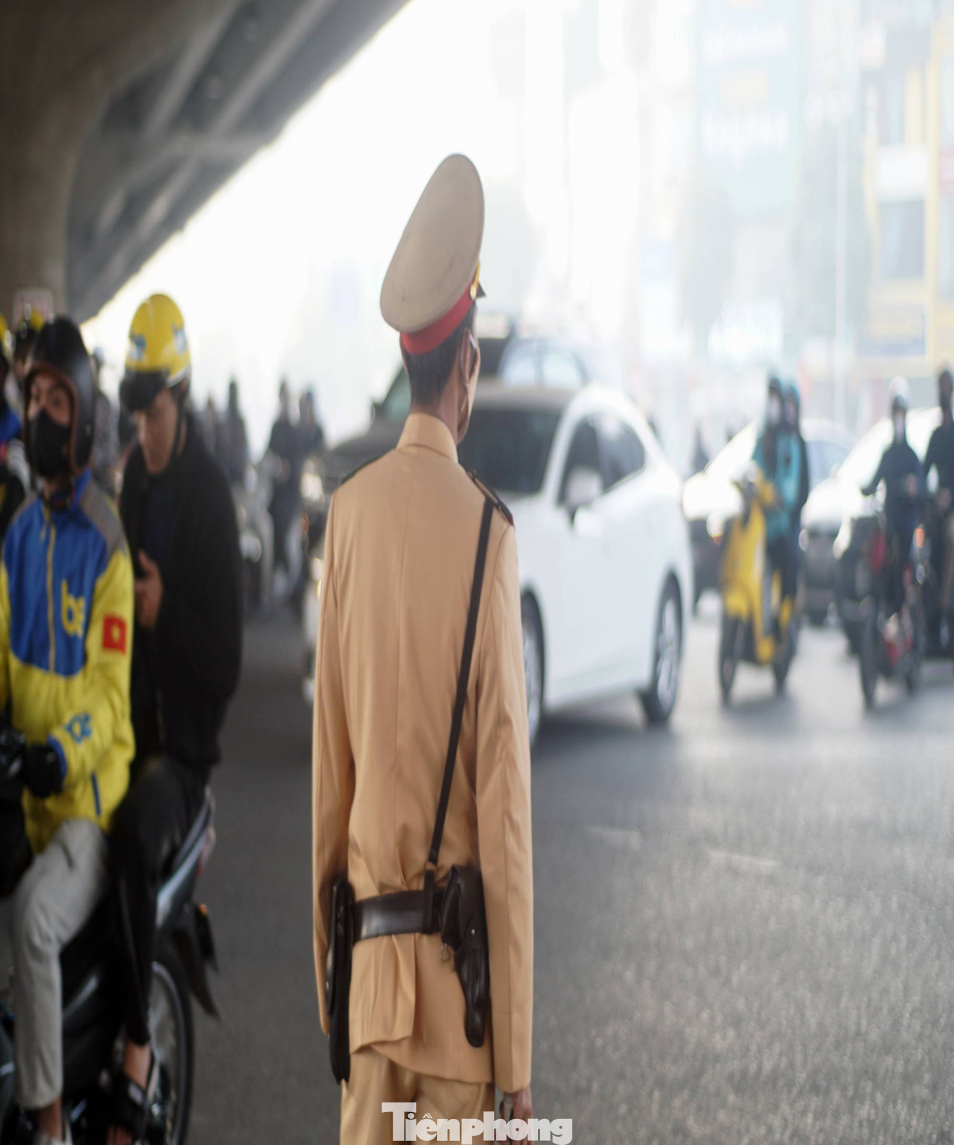 Nhiều người chấp hành tín hiệu đèn giao thông tại nút giao.