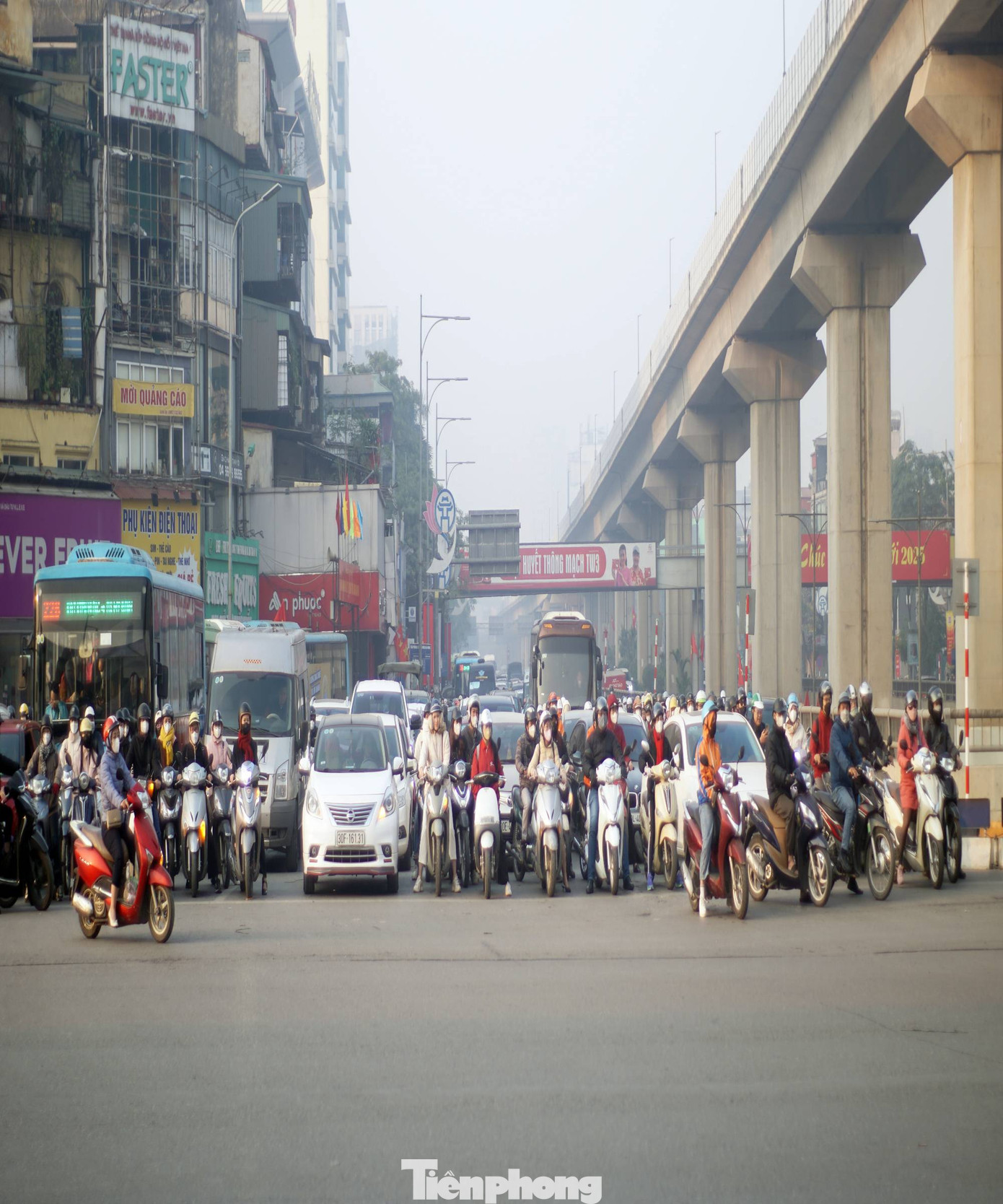 Nhiều người chấp hành tín hiệu đèn giao thông tại nút giao.