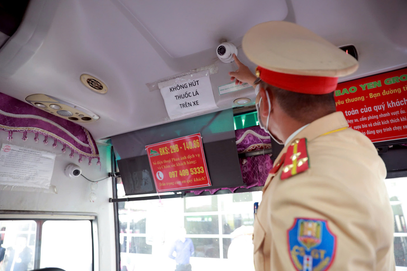 Cán bộ CSGT kiểm tra hình ảnh từ camera trên xe khách.