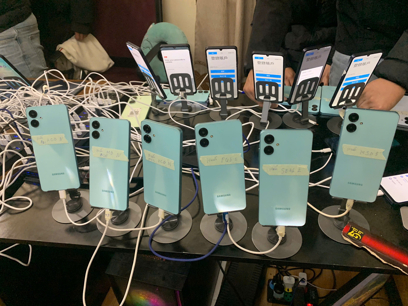 Điện thoại các đối tượng sử dụng quét sinh trắc học chuyển tiền. Điện thoại các đối tượng sử dụng quét sinh trắc học chuyển tiền.