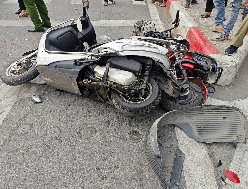 Xe máy nằm ngổn ngang trên đường sau va chạm. Xe máy nằm ngổn ngang trên đường sau va chạm.