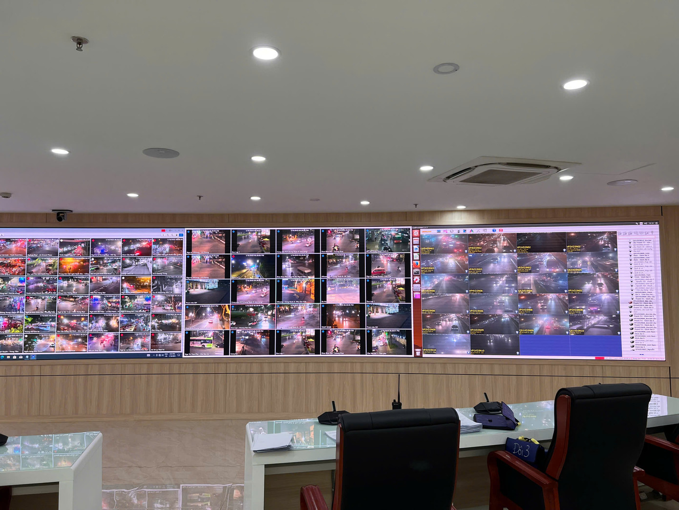 Hình ảnh camera giám sát tại trung tâm điều khiển giao thông Cục CSGT. Hình ảnh camera giám sát tại trung tâm điều khiển giao thông Cục CSGT.