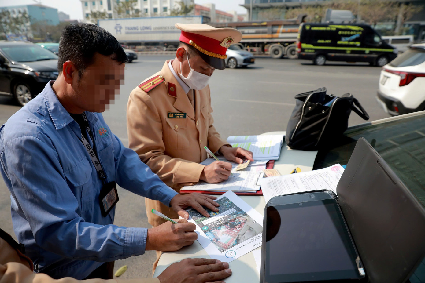 Tài xế chạy tuyến Mỹ Đình - Bắc Giang bị lập biên bản về lỗi không thắt dây an toàn khi lái xe. Với lỗi vi phạm trên, tài xế bị xử phạt 900 nghìn đồng.