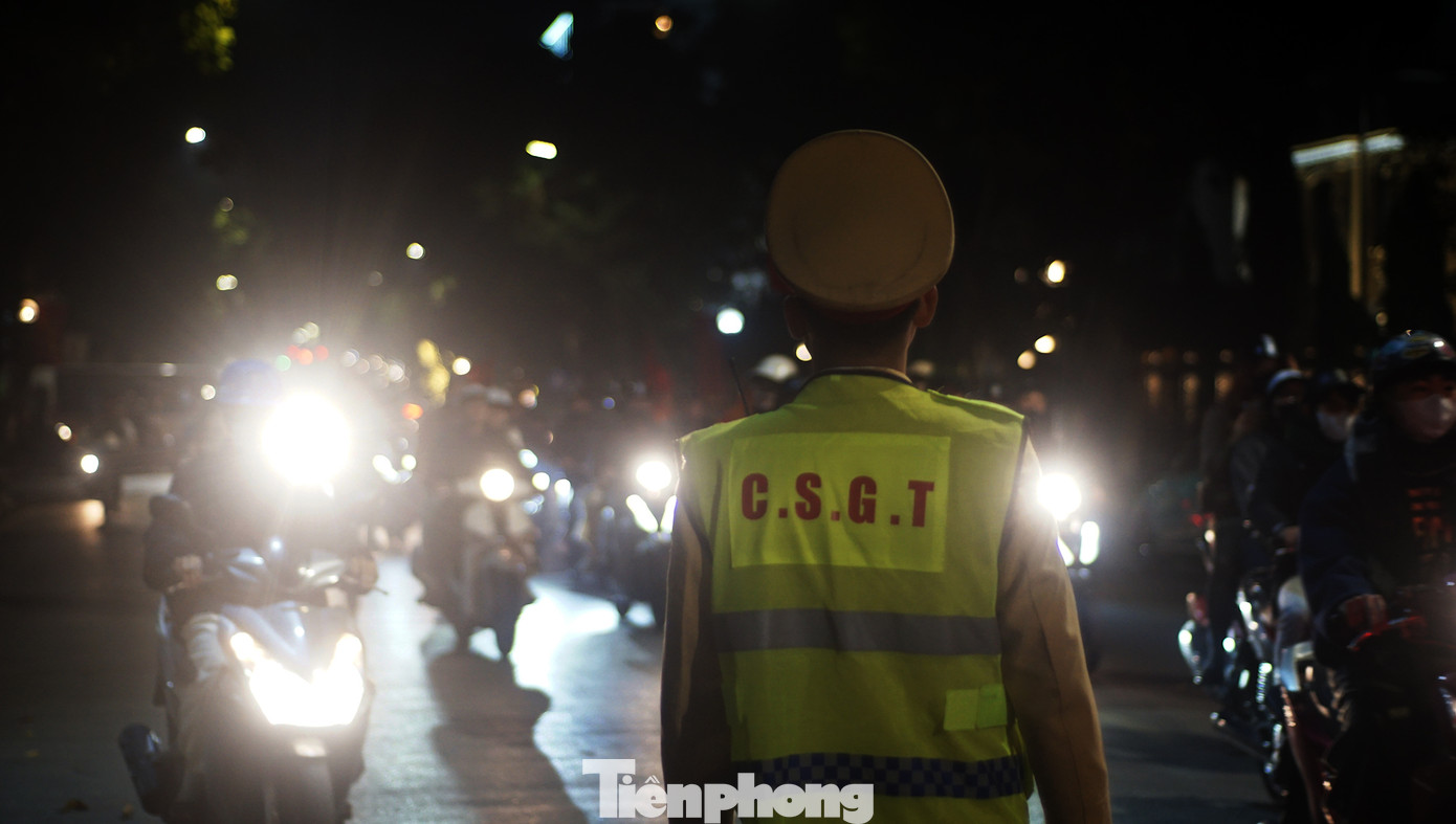 Ban Giám đốc Công an TP Hà Nội yêu cầu các đơn vị nghiệp vụ, Công an quận, huyện, thị xã huy động tối đa lực lượng trực và ứng trực triển khai phương án bảo đảm ANTT, phòng chống ùn tắc giao thông và đua xe trái phép trên địa bàn thành phố từ ngày 5/1, rạng sáng ngày 6/1.