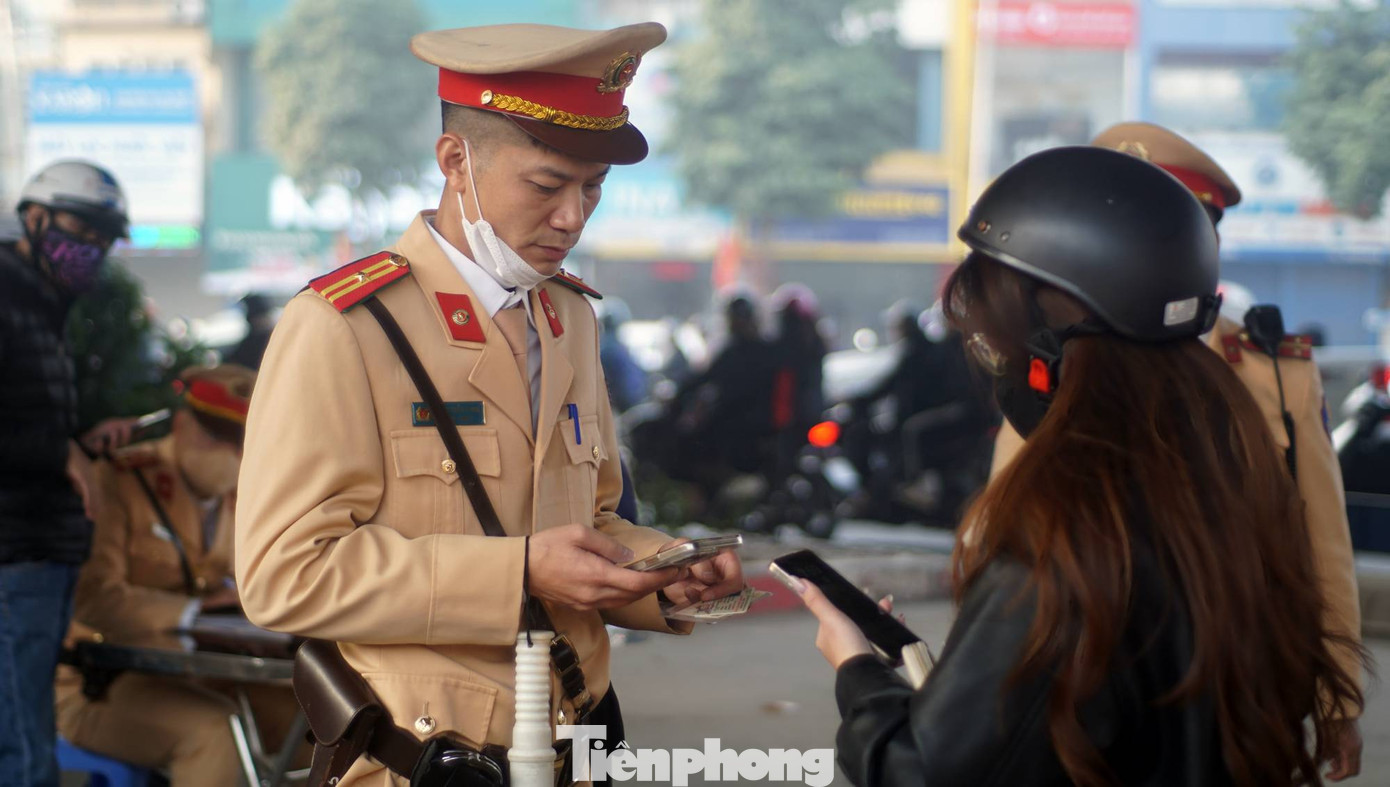 Nhiều tài xế bị xử phạt lỗi vượt đèn đỏ, đi ngược chiều.