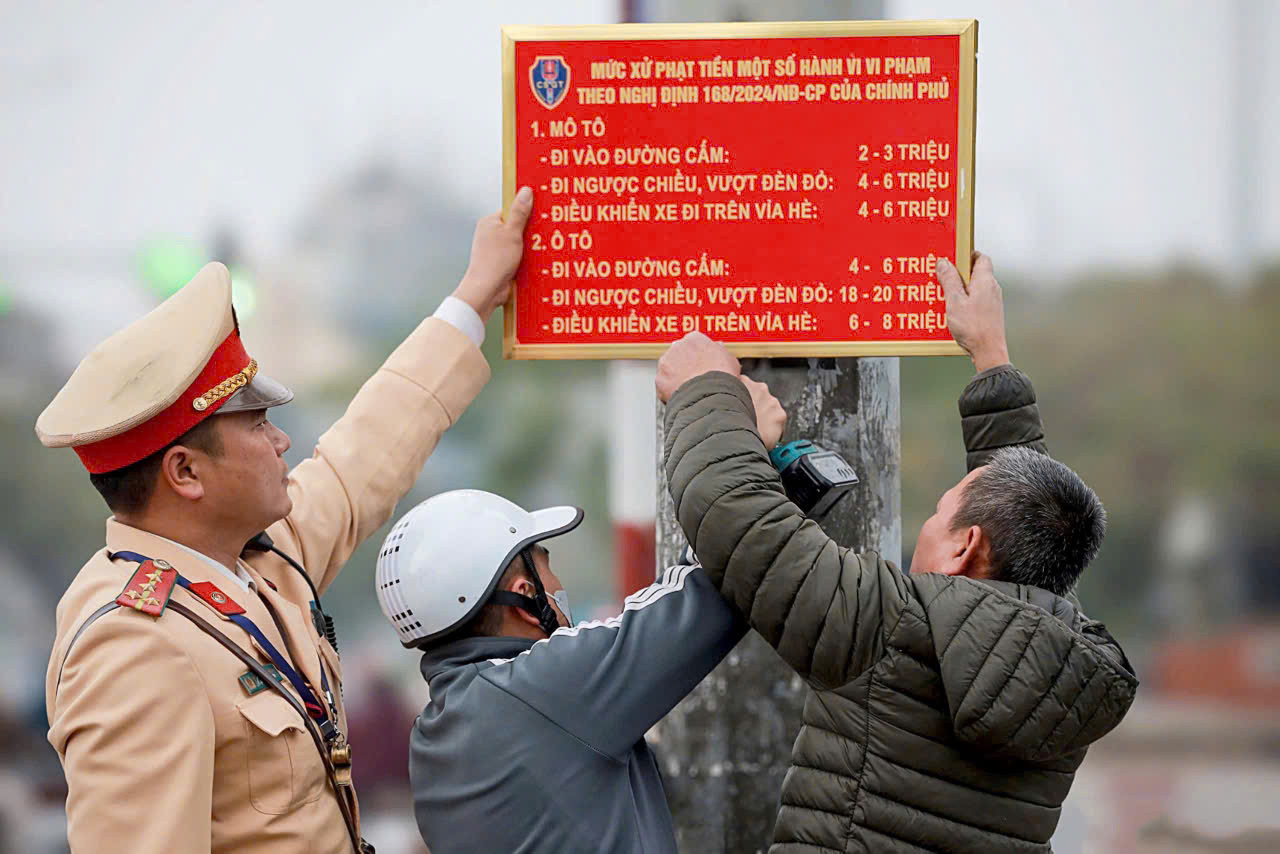 Trước đó, ngày 22/1, Phòng Cảnh sát giao thông (CSGT), Công an TP Hà Nội triển khai lắp đặt 200 biển tuyên truyền về mức phạt đối với các hành vi vi phạm giao thông tại 58 nút giao trên toàn thành phố.