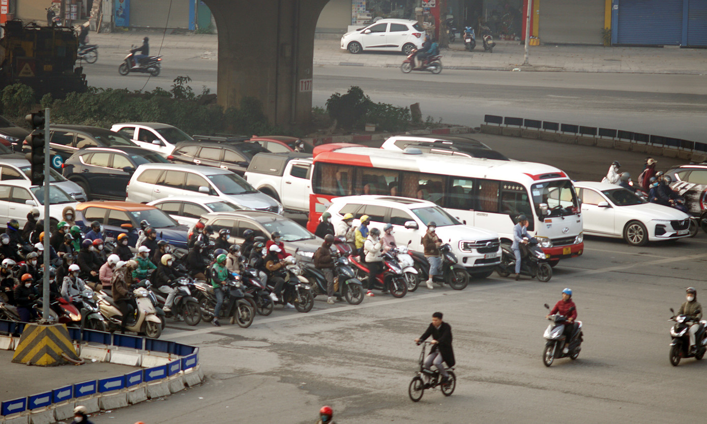 Xe máy, ô tô xếp thẳng hàng chờ đèn đỏ tại ngã tư Nguyễn Trãi - Nguyễn Xiển. Xe máy, ô tô xếp thẳng hàng chờ đèn đỏ tại ngã tư Nguyễn Trãi - Nguyễn Xiển.