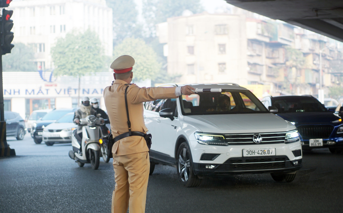Lực lượng CSGT Hà Nội phân luồng giao thông tại các nút giao trọng điểm. Lực lượng CSGT Hà Nội phân luồng giao thông tại các nút giao trọng điểm.