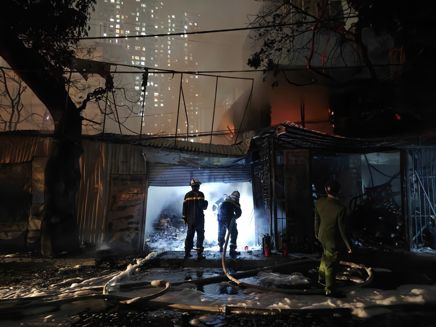 Lực lượng PCCC&amp;CNCH nỗ lực dập lửa.