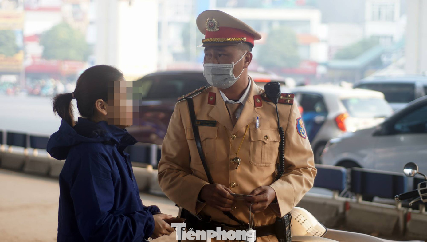 Nhiều tài xế bị xử phạt lỗi vượt đèn đỏ, đi ngược chiều.