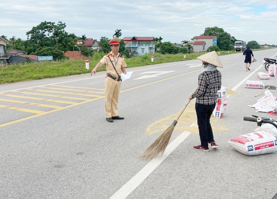 Lực lượng cảnh sát giao thông công an huyện Tam Đảo nhắc nhở người dân không phơi thóc, rơm trên đường vi phạm luật giao thông đường bộ. Ảnh: Cổng thông tin huyện Tam Đảo (Vĩnh Phúc).