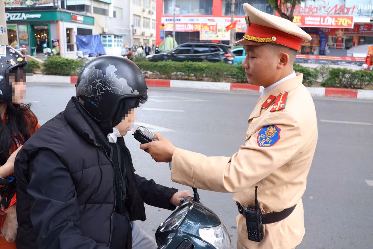 Tổ công tác kiểm tra nồng độ cồn tài xế.