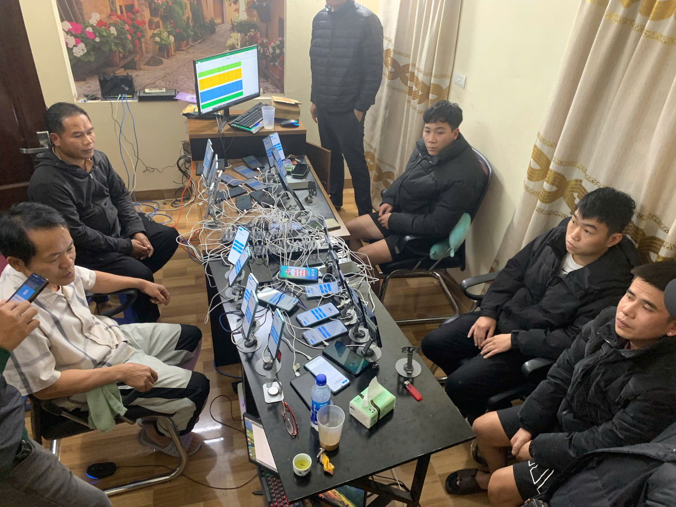 Cơ quan điều tra thu giữ nhiều điện thoại trong đường dây đánh bạc trực tuyến. Cơ quan điều tra thu giữ nhiều điện thoại trong đường dây đánh bạc trực tuyến.