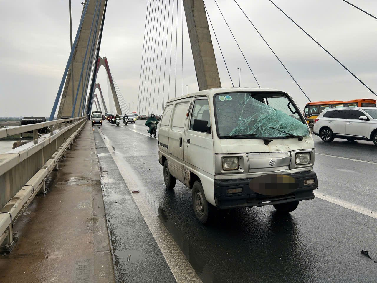 Xe ô tô hư hỏng phần kính chắn gió. Xe ô tô hư hỏng phần kính chắn gió.