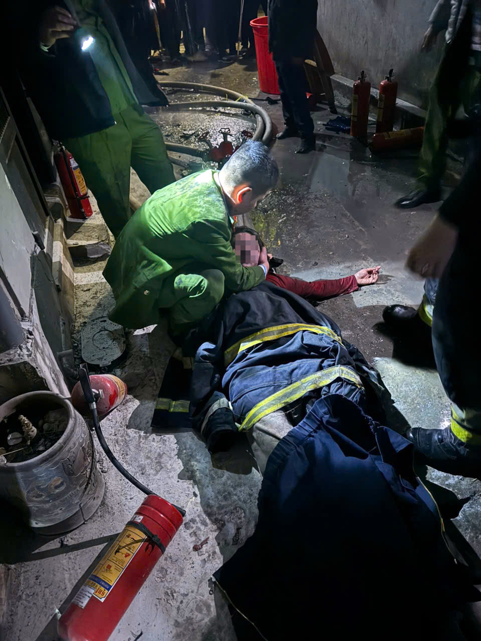 Cảnh sát đưa người mắc kẹt bên trong vụ cháy ra ngoài.