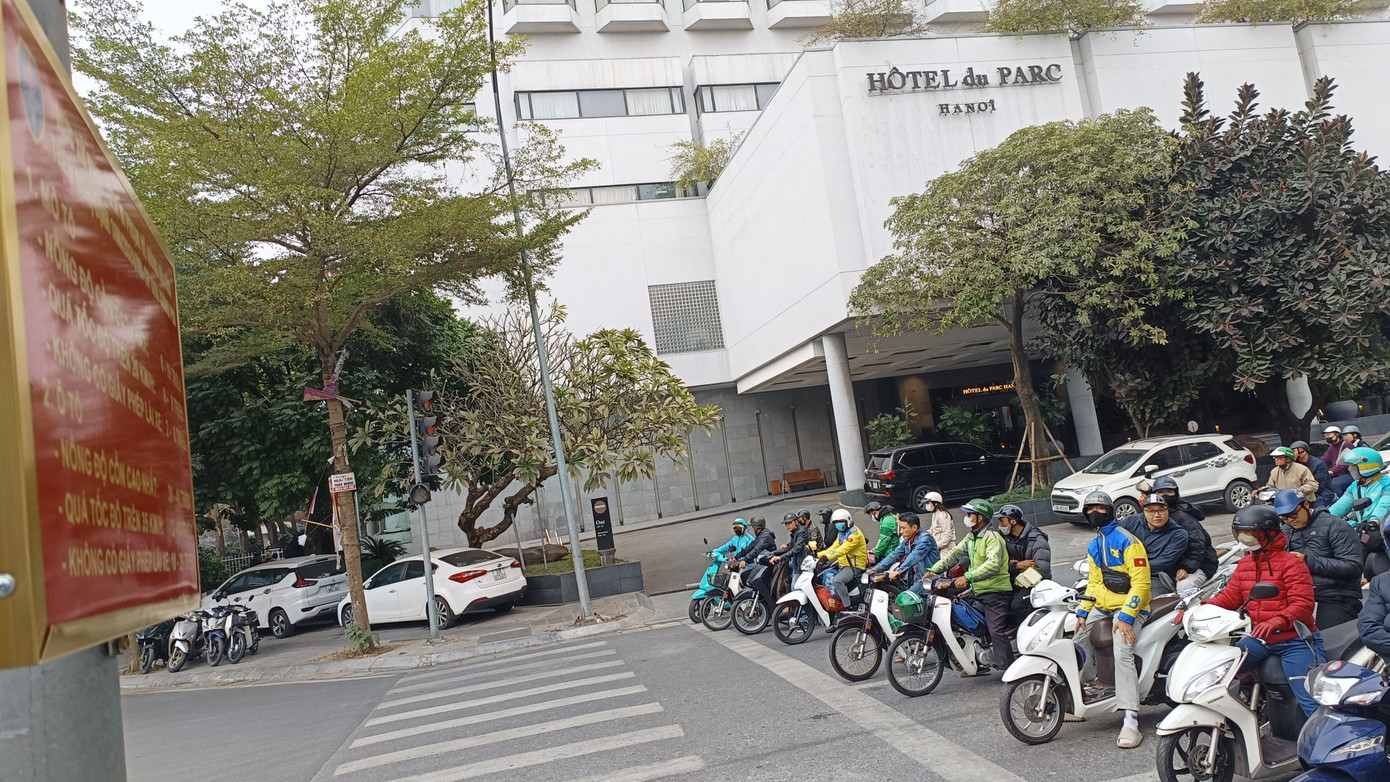 Các nút giao thông lắp đặt biển tuyên truyền về mức phạt vượt đèn đỏ, đi ngược chiều Các nút giao thông lắp đặt biển tuyên truyền về mức phạt vượt đèn đỏ, đi ngược chiều