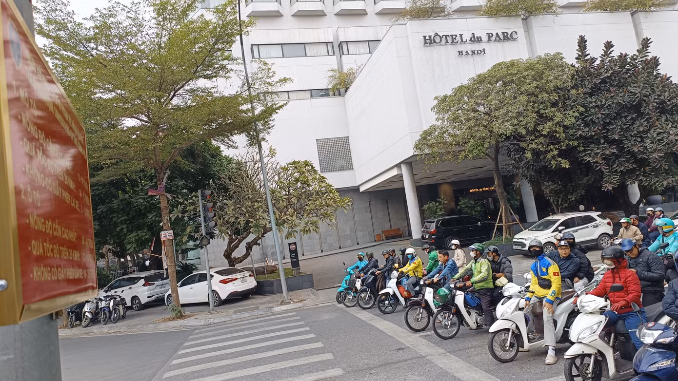 Các nút giao thông lắp đặt biển tuyên truyền về mức phạt vượt đèn đỏ, đi ngược chiều