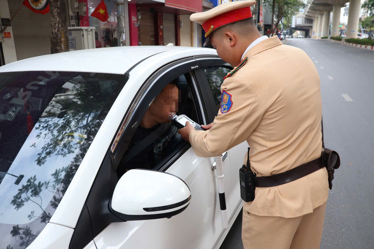 Tài xế ô tô kiểm tra nồng độ cồn.