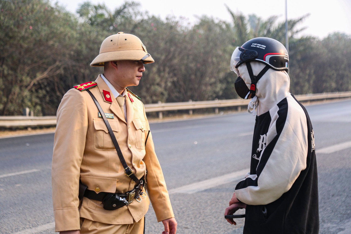 Nam sinh viên vi phạm đi xe máy vào cao tốc.