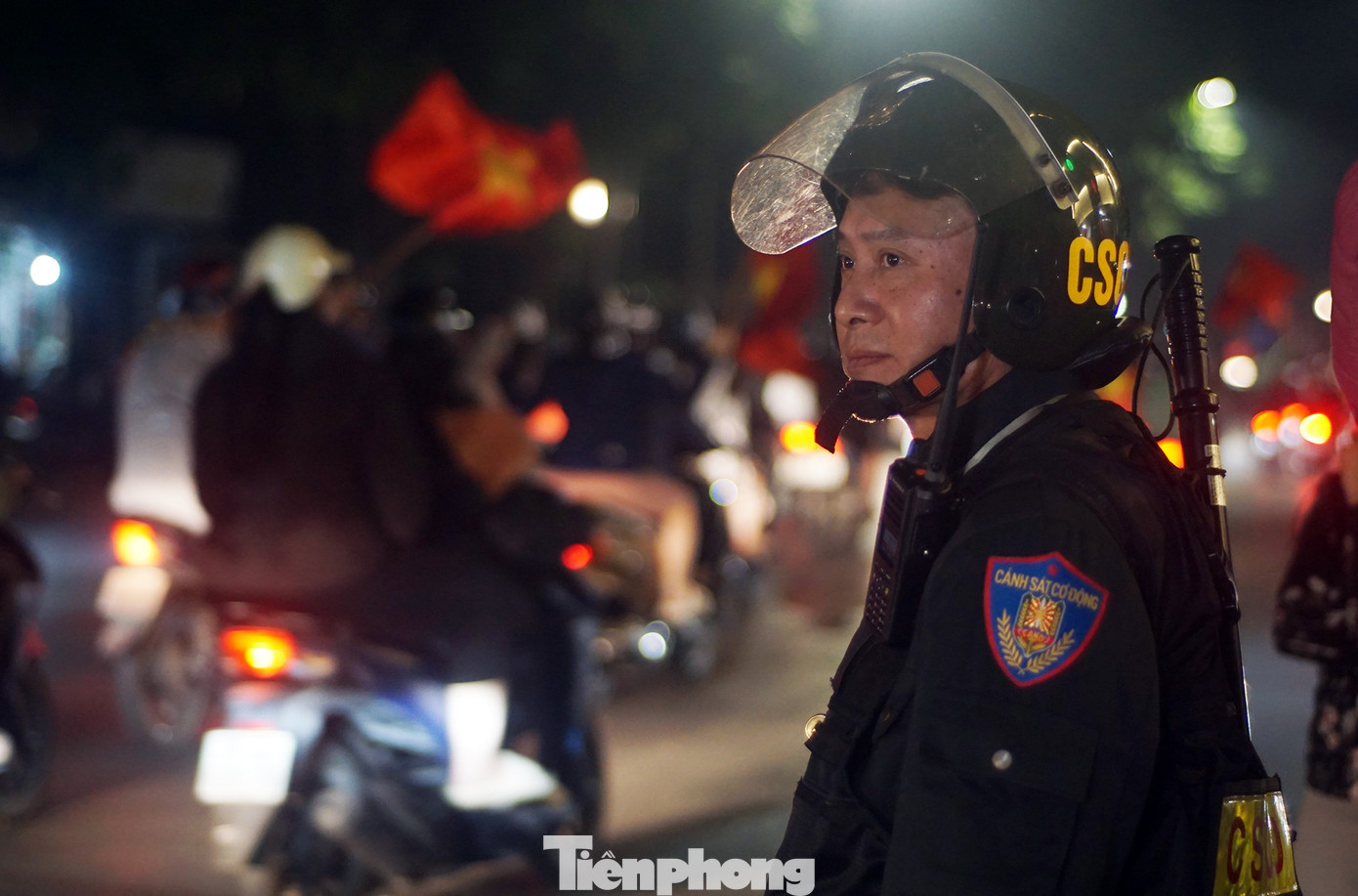 Cán bộ, chiến sĩ Cảnh sát cơ động đảm bảo ANTT trên tuyến đường Trần Hưng Đạo.