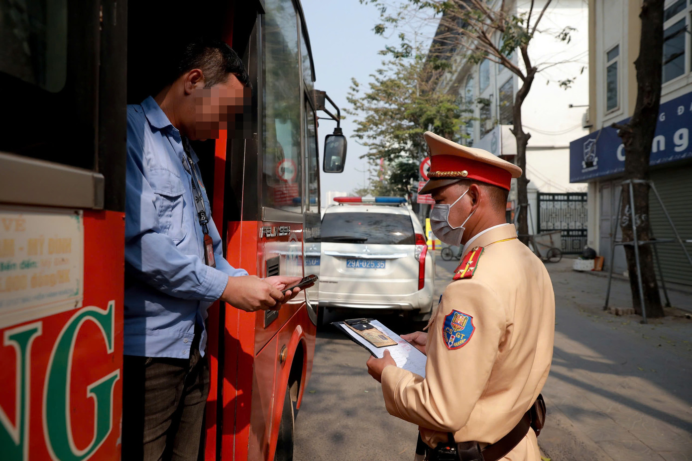 Quá trình làm nhiệm vụ các tài xế đều chấp hành theo sự hướng dẫn của lực lượng chức năng.