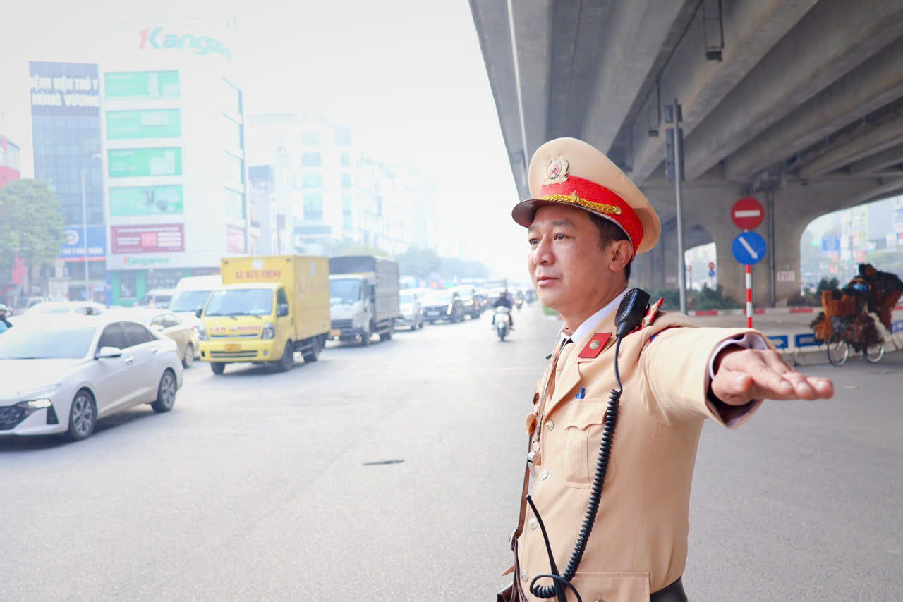 Lực lượng CSGT làm nhiệm vụ tại các nút giao thông ở Hà Nội. Lực lượng CSGT làm nhiệm vụ tại các nút giao thông ở Hà Nội.