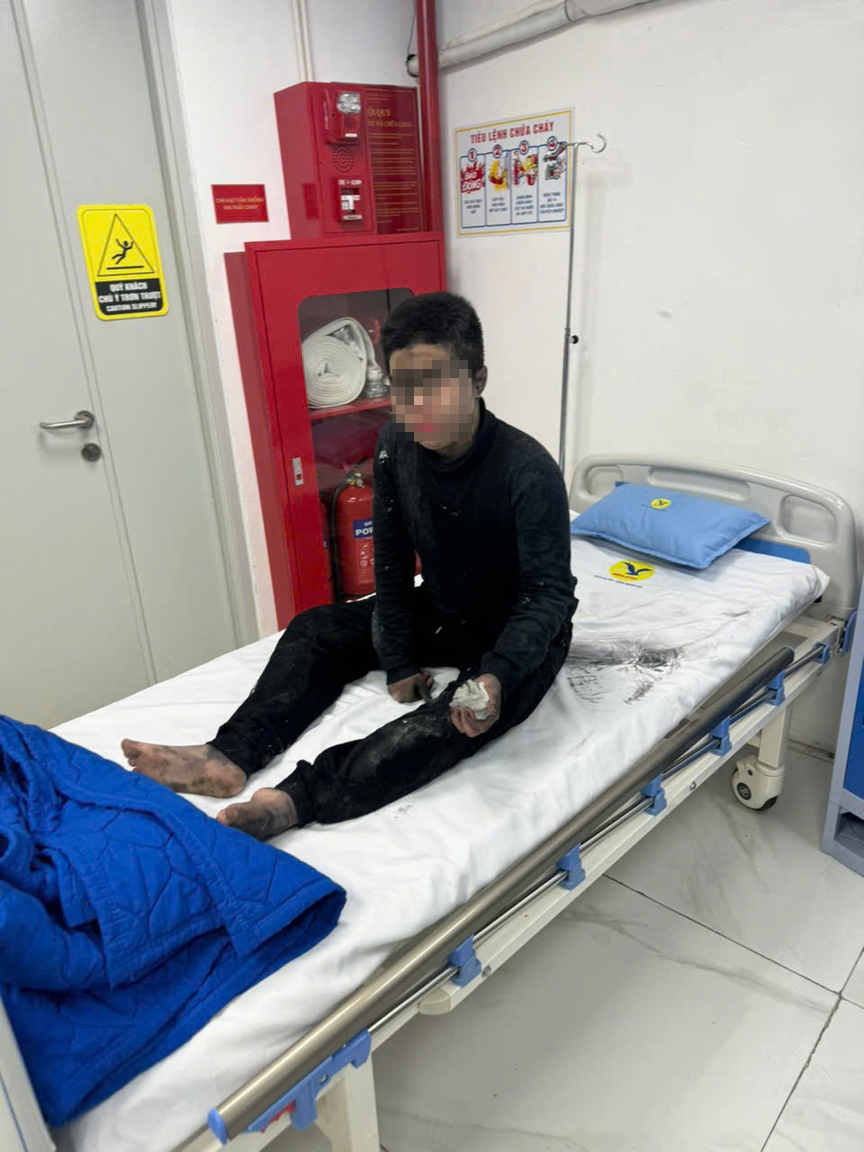 Nạn nhân được đưa đi cấp cứu.