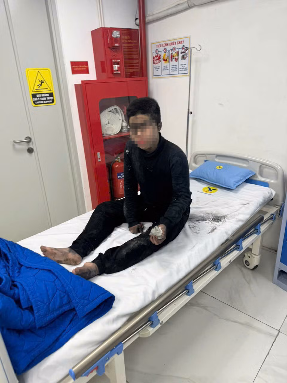 Nạn nhân được đưa đi cấp cứu.