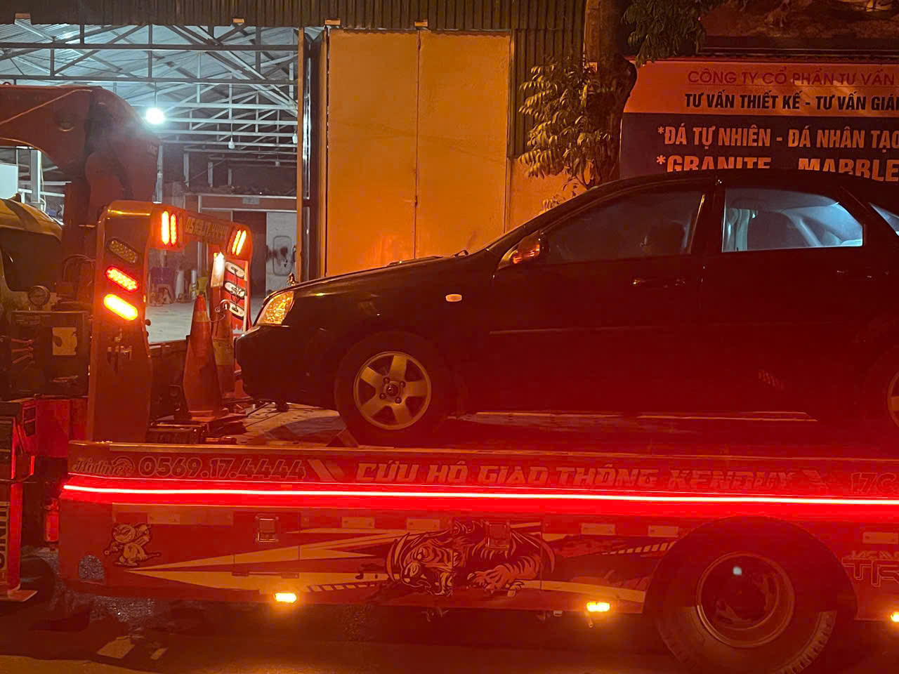 Hình ảnh chiếc xe cứu hộ chở xe ô tô con.