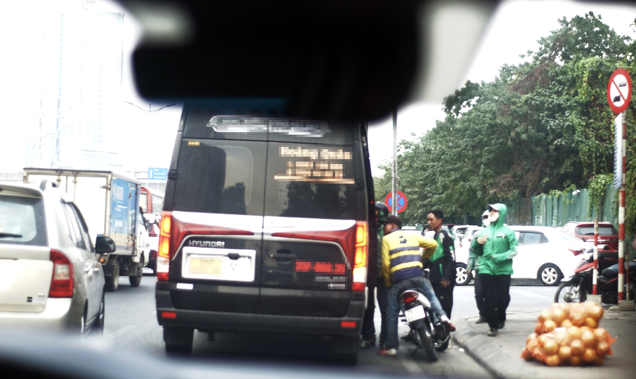 Hình ảnh người dân ghi lại xe khách vi phạm.