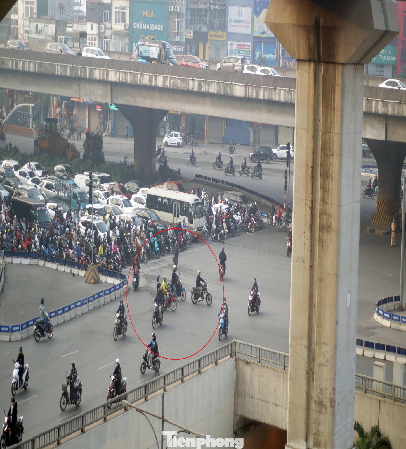 Nhiều người đi ngược chiều tại ngã tư đèn tín hiệu Nguyễn Trãi - Khuất Duy Tiến.