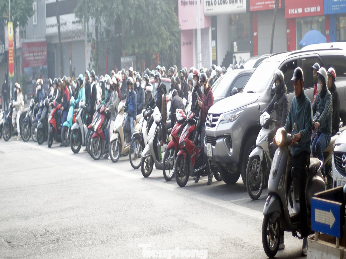 Đa số người dân chấp hành các quy định khi tham gia giao thông. Ảnh: Thanh Hà