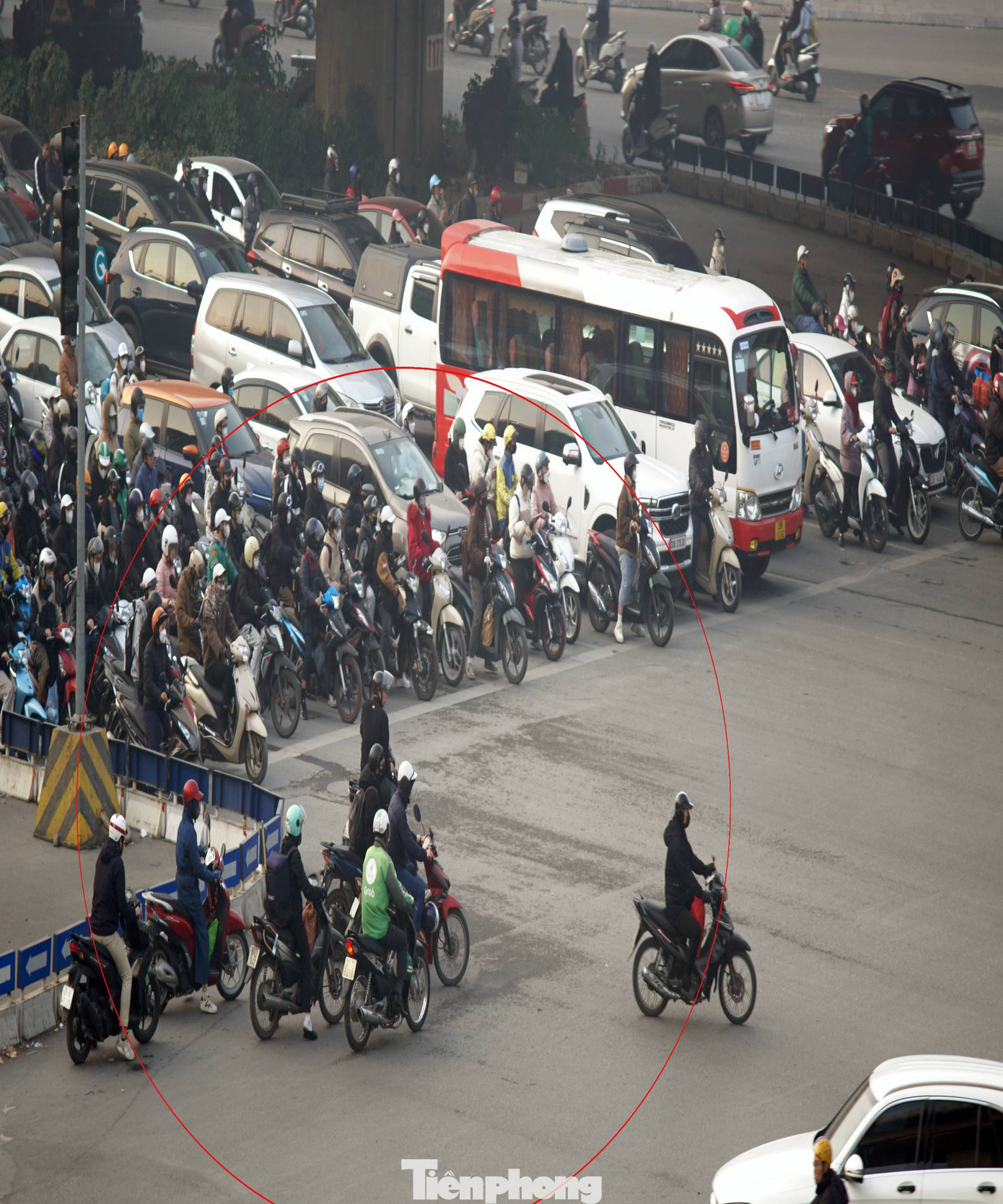 Nhiều người đi ngược chiều tại ngã tư đèn tín hiệu Nguyễn Trãi - Khuất Duy Tiến.