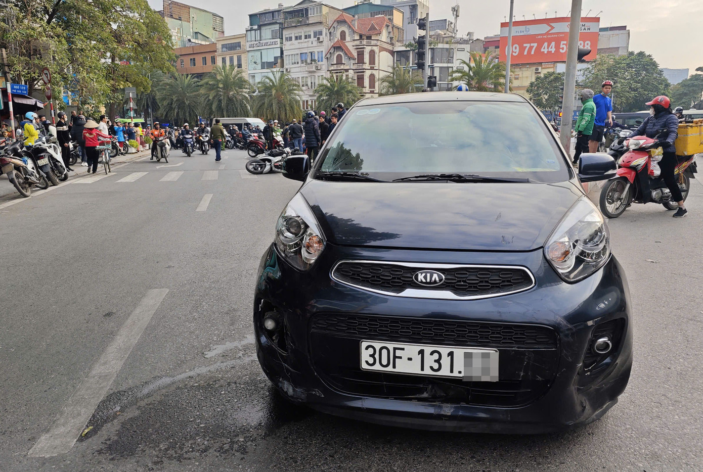 Xe ô tô va chạm với xe máy. Xe ô tô va chạm với xe máy.