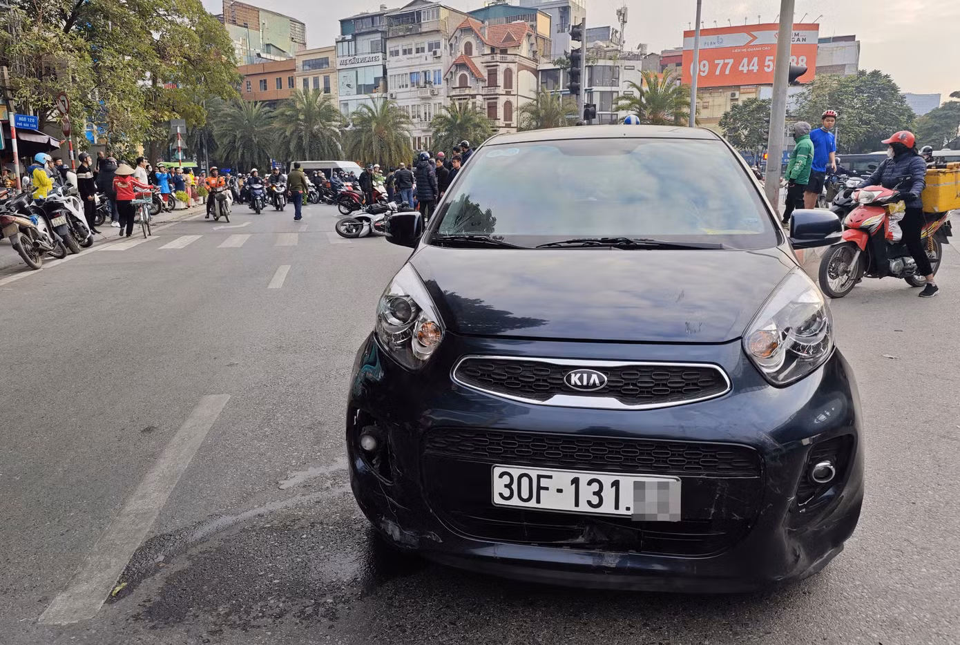 Xe ô tô va chạm với xe máy. Xe ô tô va chạm với xe máy.