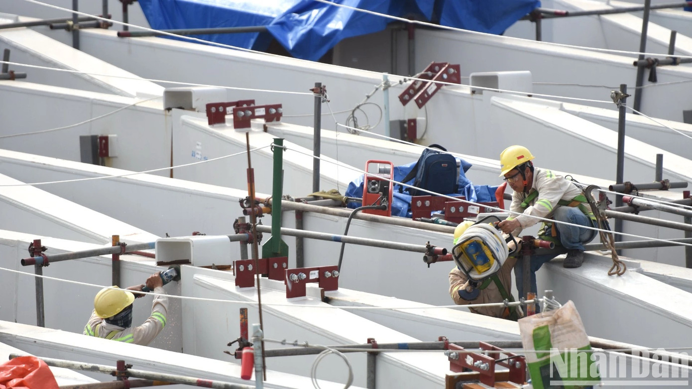 Việc lắp dựng kèo thép chính khu cánh đạt 96% và 41% đối với khu trung tâm. Việc lắp dựng kèo thép chính khu cánh đạt 96% và 41% đối với khu trung tâm.