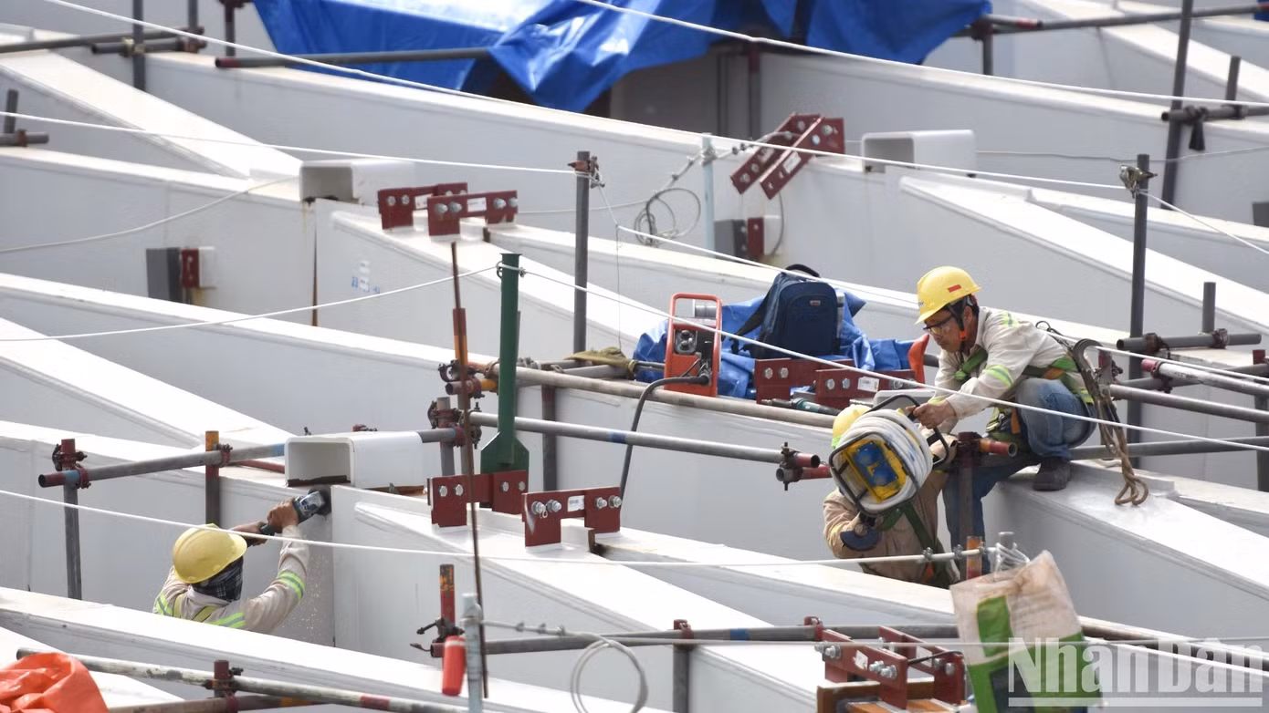 Việc lắp dựng kèo thép chính khu cánh đạt 96% và 41% đối với khu trung tâm. Việc lắp dựng kèo thép chính khu cánh đạt 96% và 41% đối với khu trung tâm.