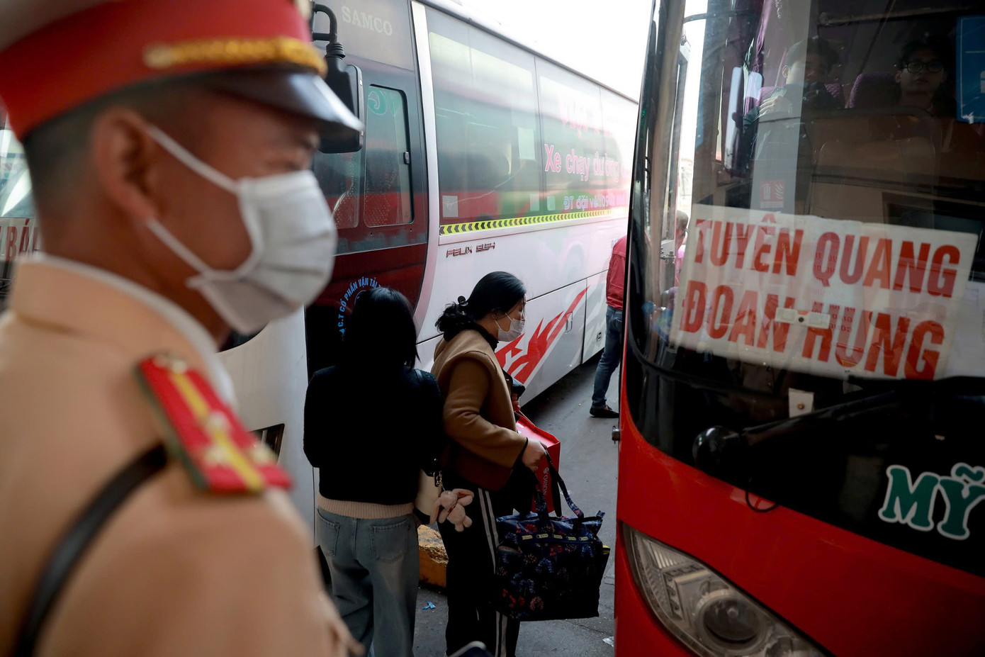 Ngày 21/1, tổ công tác Đội CSGT đường bộ số 6, Phòng CSGT Công an TP Hà Nội làm nhiệm vụ tuần tra, kiểm soát bảo đảm an toàn giao thông, xử lý xe khách vi phạm trên đường Phạm Hùng (quận Cầu Giấy).