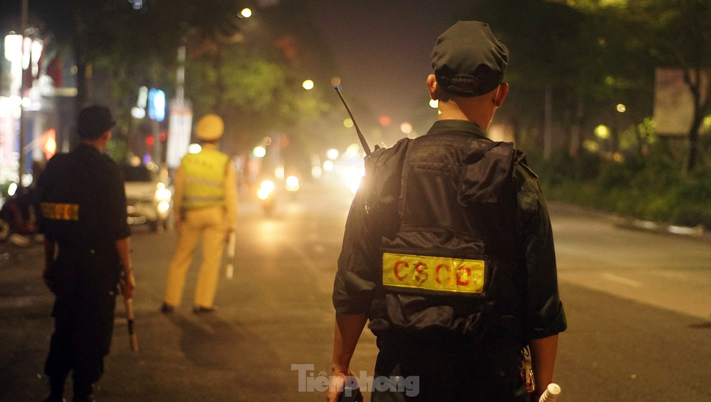 Tổ công tác 141 Công an TP Hà Nội làm nhiệm vụ. Tổ công tác 141 Công an TP Hà Nội làm nhiệm vụ.