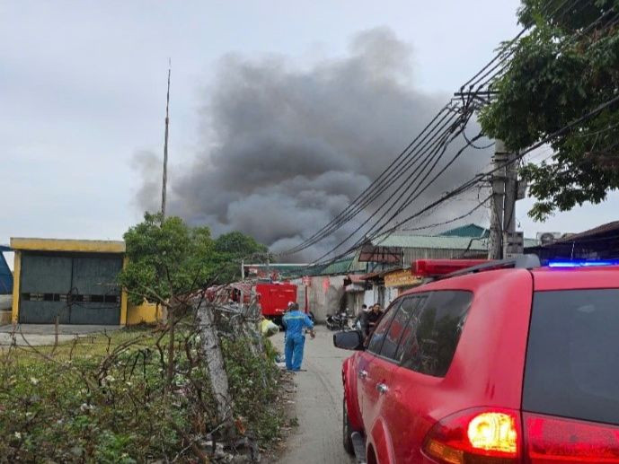 Cột khói đen bốc lên cao. Cột khói đen bốc lên cao.