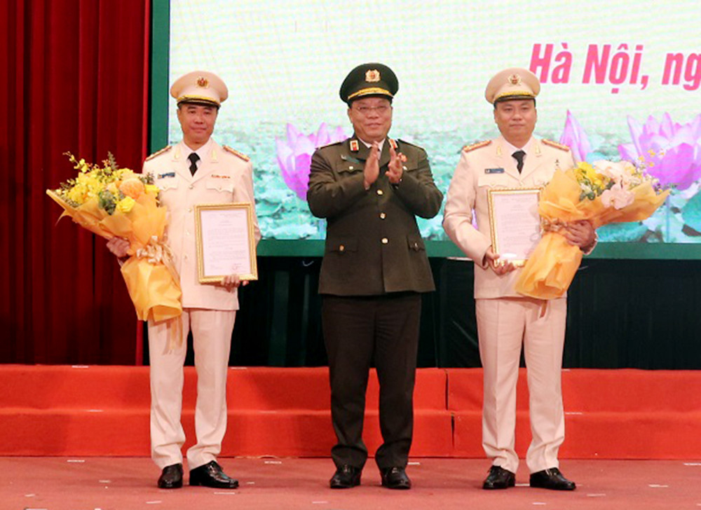 Trung tướng Nguyễn Hải Trung, Giám đốc Công an TP Hà Nội trao quyết định bổ nhiệm cho hai đồng chí tân Phó Giám đốc Công an thành phố.