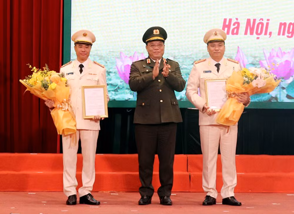 Trung tướng Nguyễn Hải Trung, Giám đốc Công an TP Hà Nội trao quyết định bổ nhiệm cho hai đồng chí tân Phó Giám đốc Công an thành phố. Trung tướng Nguyễn Hải Trung, Giám đốc Công an TP Hà Nội trao quyết định bổ nhiệm cho hai đồng chí tân Phó Giám đốc Công an thành phố.