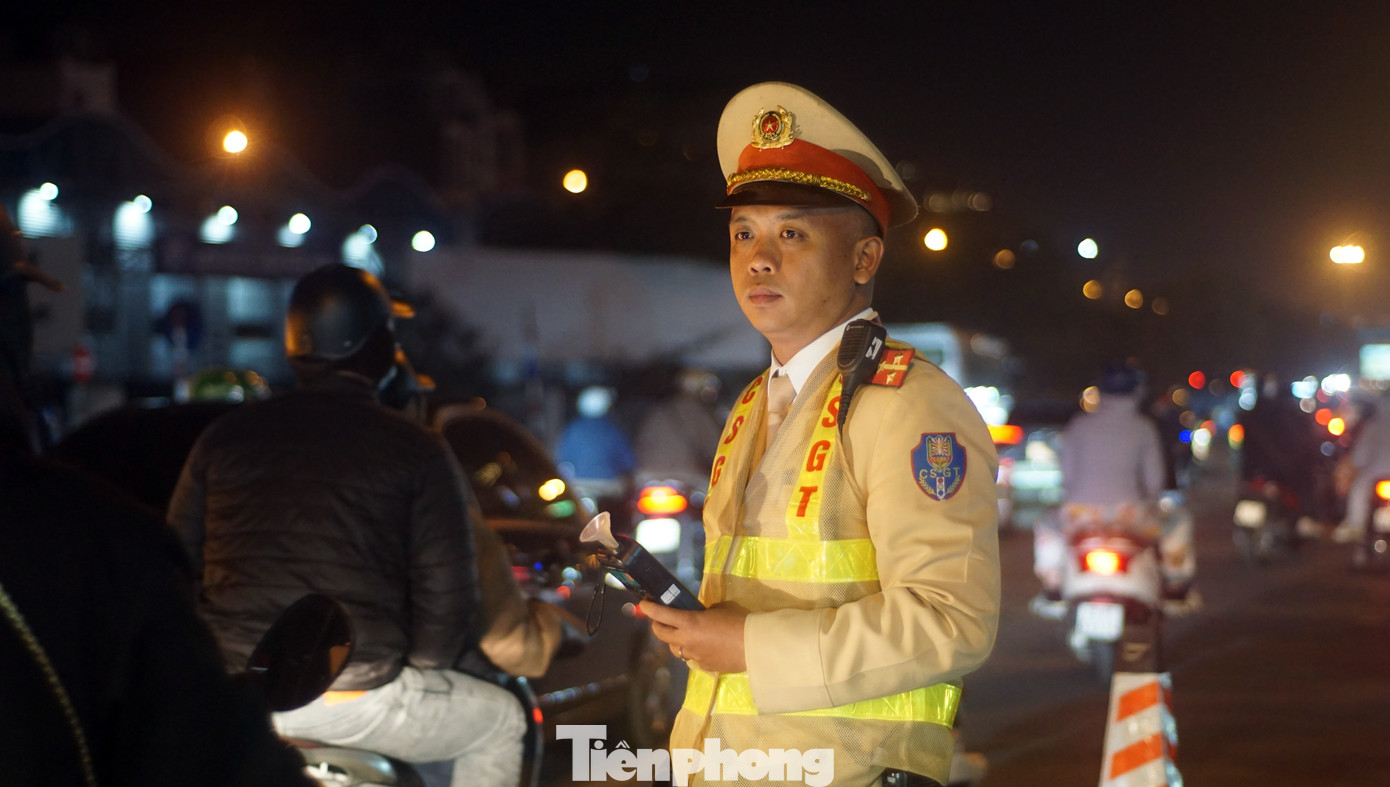 Lực lượng CSGT làm nhiệm vụ xử lý vi phạm nồng độ cồn. Lực lượng CSGT làm nhiệm vụ xử lý vi phạm nồng độ cồn.