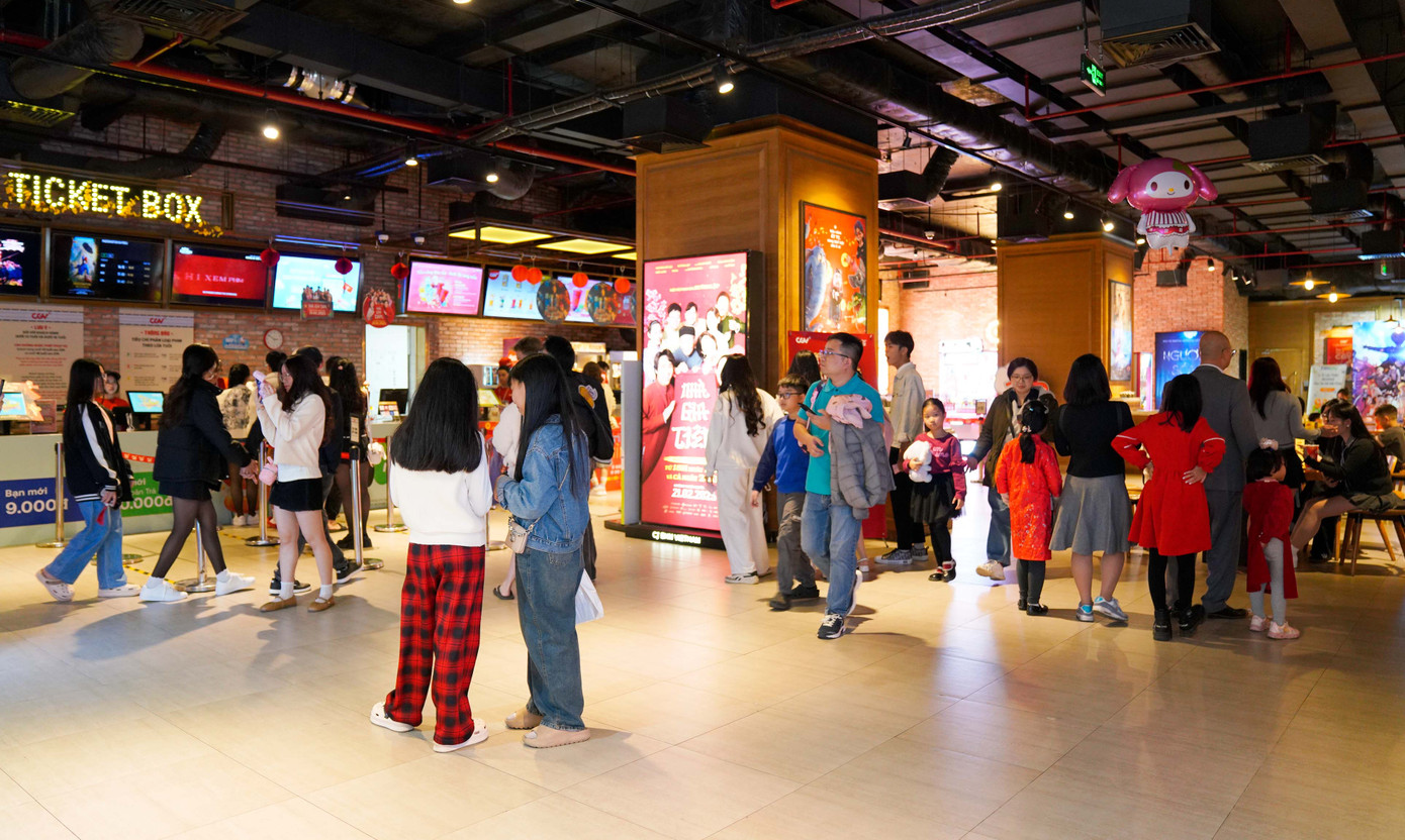 Cùng người thân và bạn bè thưởng thức những bộ phim Tết vui nhộn trong phòng chiếu hiện đại của CGV.
