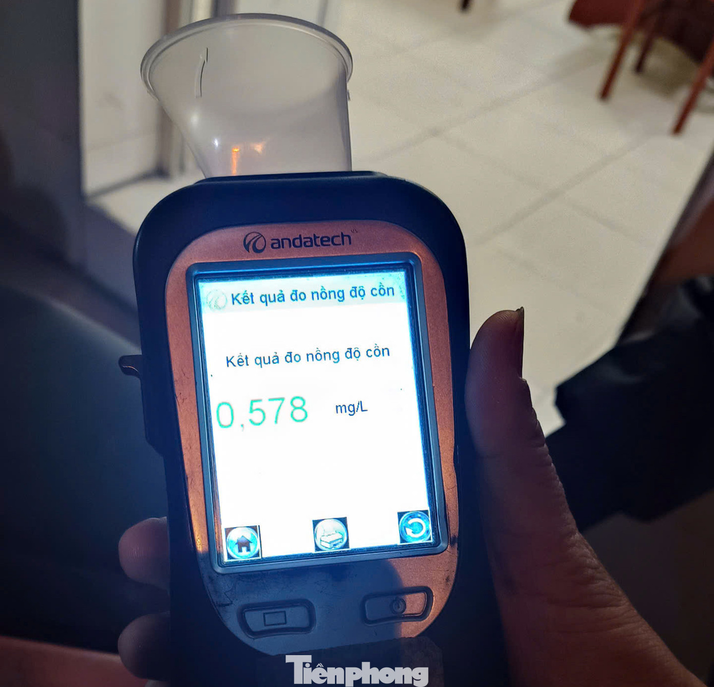 Tài xế vi phạm nồng độ cồn ở mức "kịch khung" ngoài bị phạt tiền bị tạm giữ phương tiện, tước GPLX 22-24 tháng. Ảnh: Thanh Hà