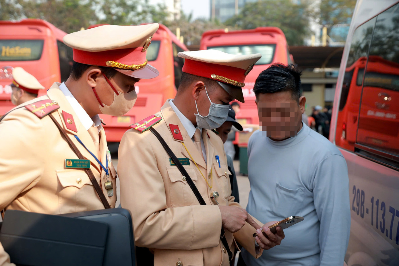 Các tài xế xem lại hình ảnh trích xuất trước khi được in ra.