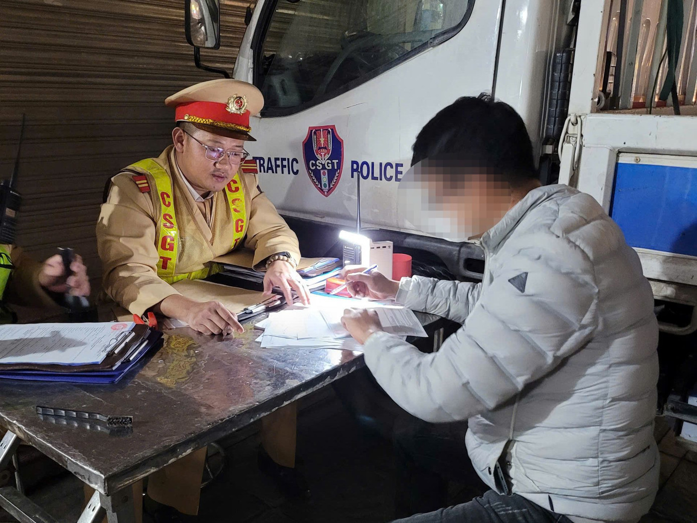 Nhiều trường hợp vi phạm bị lập biên bản xử phạt. Nhiều trường hợp vi phạm bị lập biên bản xử phạt.