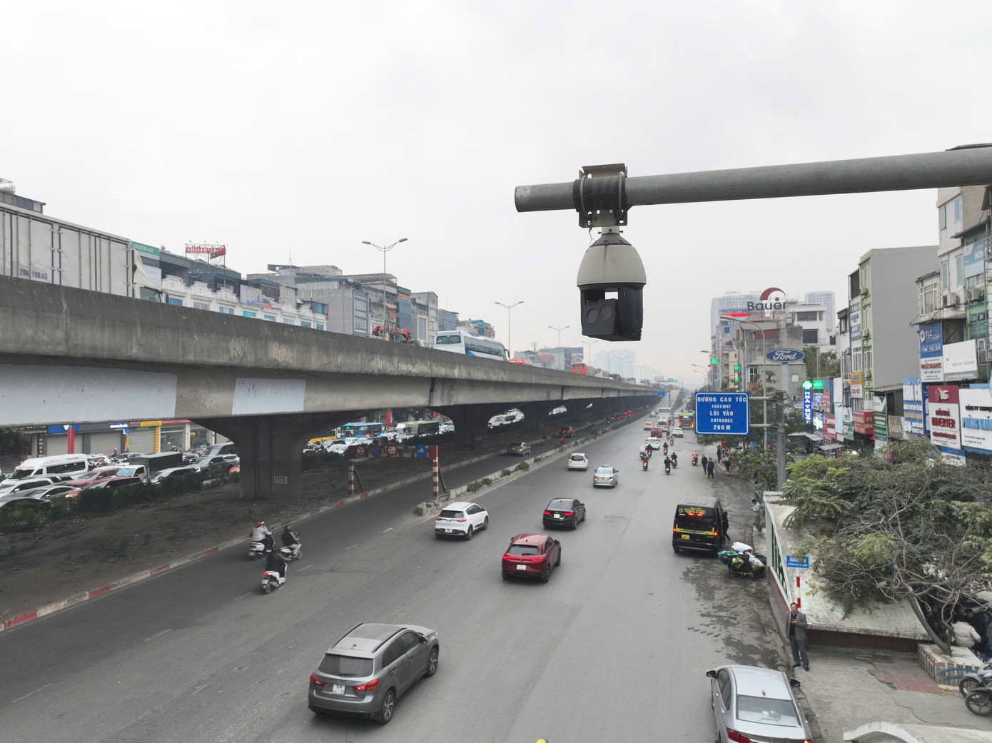 Các mắt thần giám sát giao thông trên các tuyến đường. Các mắt thần giám sát giao thông trên các tuyến đường.