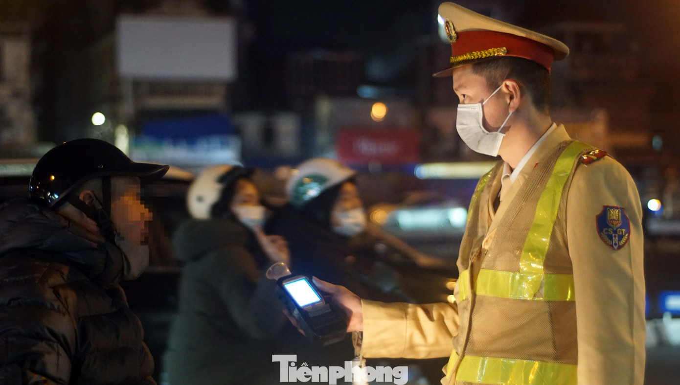 CSGT thông báo kết quả kiểm tra nồng độ cồn cho tài xế. Ảnh: Thanh Hà CSGT thông báo kết quả kiểm tra nồng độ cồn cho tài xế. Ảnh: Thanh Hà